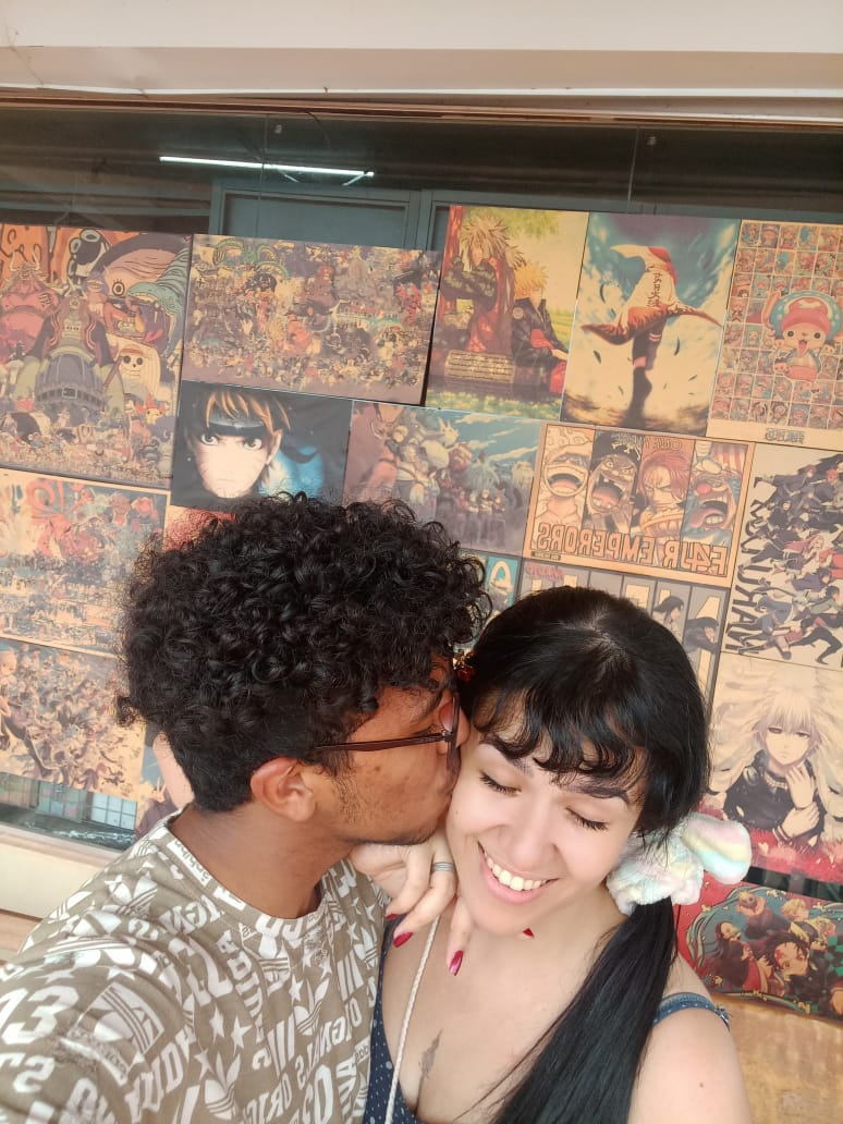 Um beijo no meio dos pôsteres